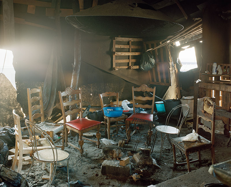 La grande cabane, que l’on dit avoir été la première construite dans la Jungle, après le départ des derniers occupants, Jungle de Calais, 25 octobre 2016