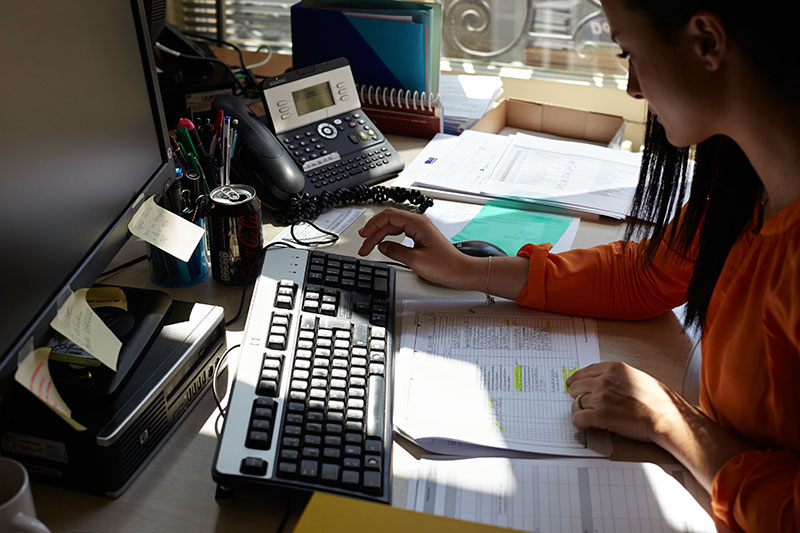 Juriste au travail, ancien siège de l'étude notariale Cheuvreux, Paris, juin 2014