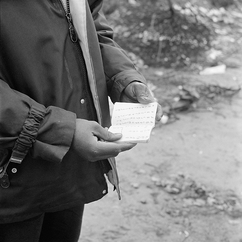 Un homme nommé Abdou me présente son carnet de français
sur le chemin de l’école laïque du chemin des Dunes, Jungle de Calais, 7 mars 2016