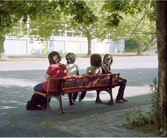 Quatre filles sur un banc, cité scolaire Jean-Jaurès, Montreuil, 2010