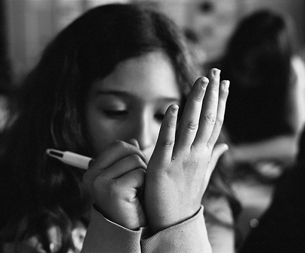 Une élève de sixième écrit dans sa main, cité scolaire Jean-Jaurès, Montreuil, 2010