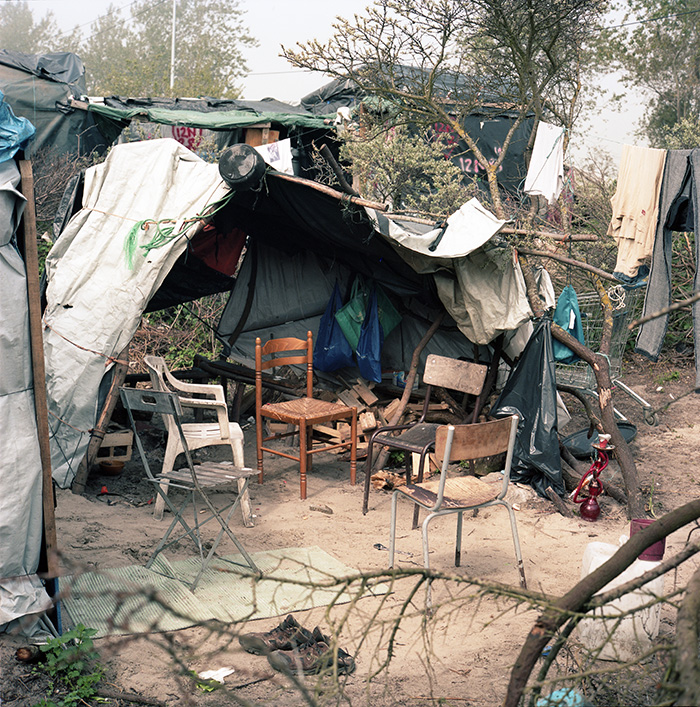 Salon et cuisine d’un groupe d’habitation soudanaises, Jungle de Calais, 9 mai