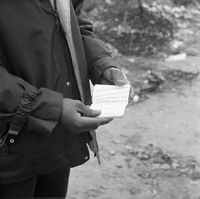 Un homme nommé Abdou me présente son carnet de français 
sur le chemin de l’école laïque du chemin des Dunes, Jungle de Calais, 7 mars 2016