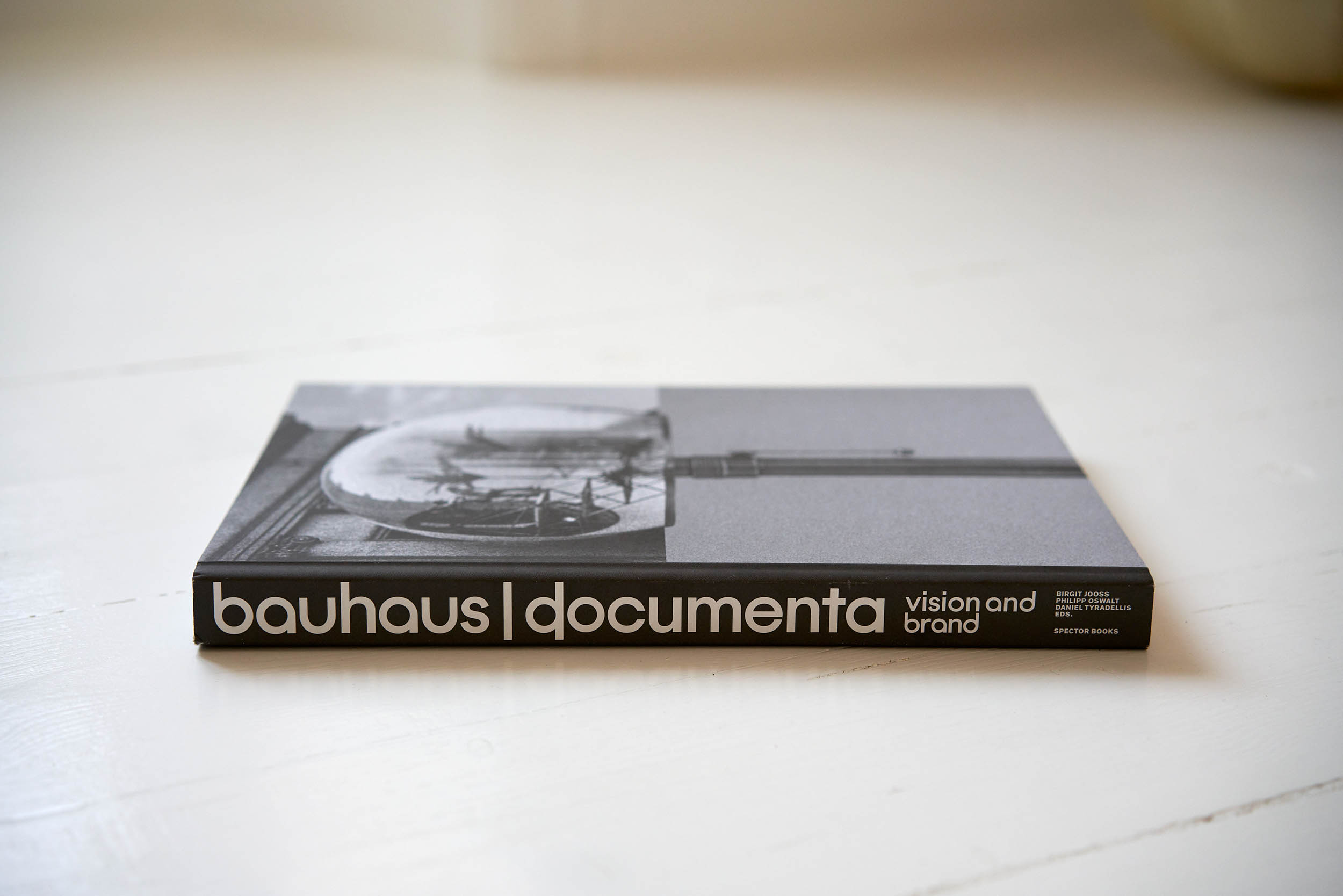 Catalogue d’exposition, Bauhaus / Documenta Vision and Brand, Spector Books, 2020 Curators: Philipp Oswalt and Daniel Tyradellis