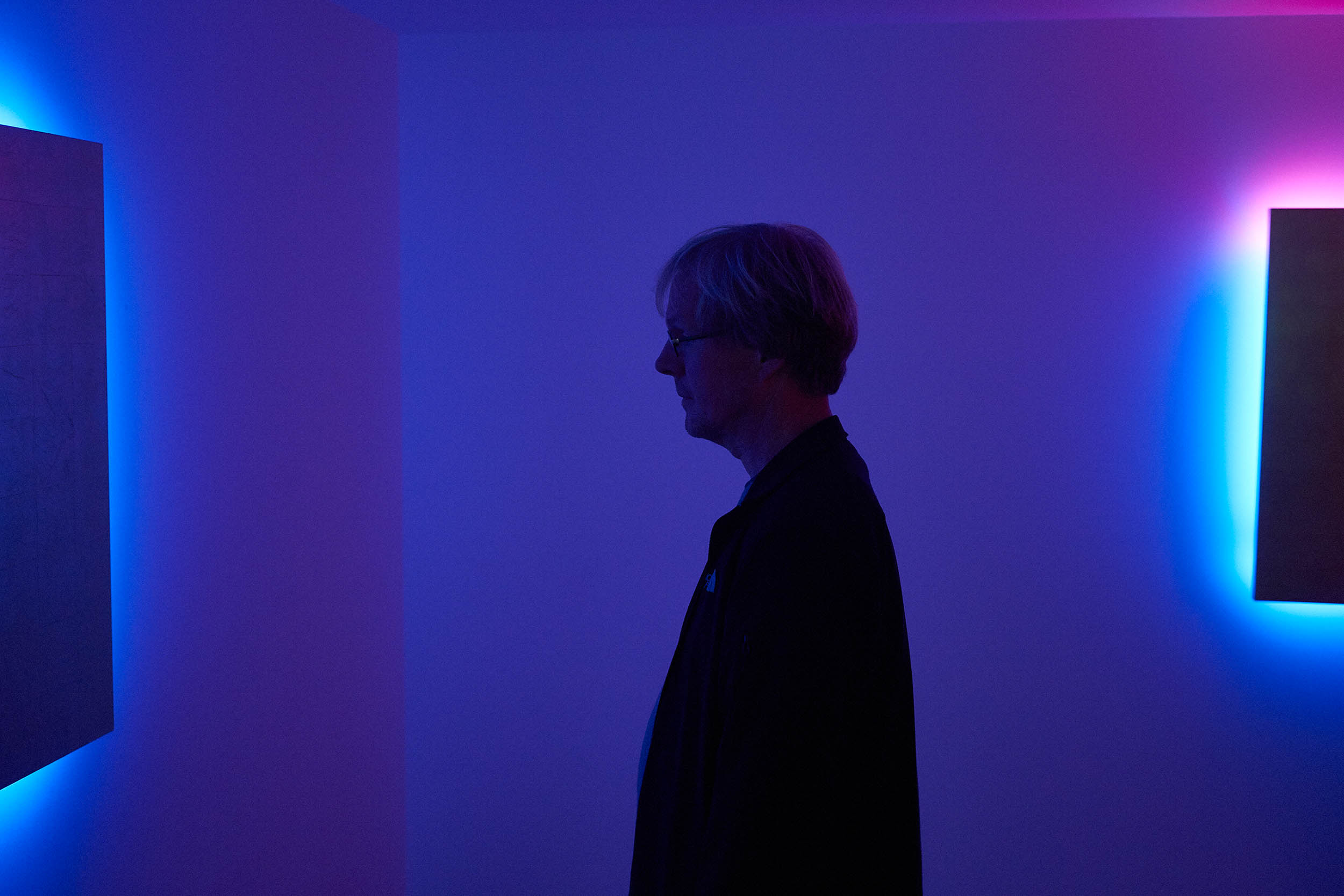 A visitor immersed in Remembrance by Stephen Antonakos, Fridericianum, Kassel, 2017