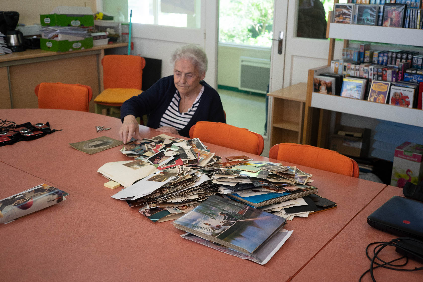 A participant with her family photographs // Cherbourg-en-Cotentin, 2019